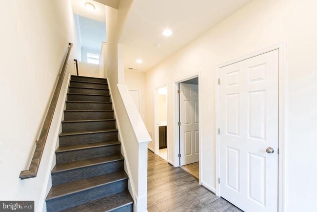 Building Photo - 233 Upper Brook Terrace