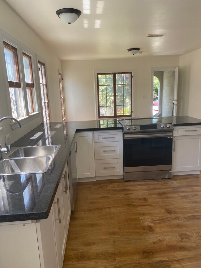 Kitchen all new appliances - 2950 S Rimpau Blvd