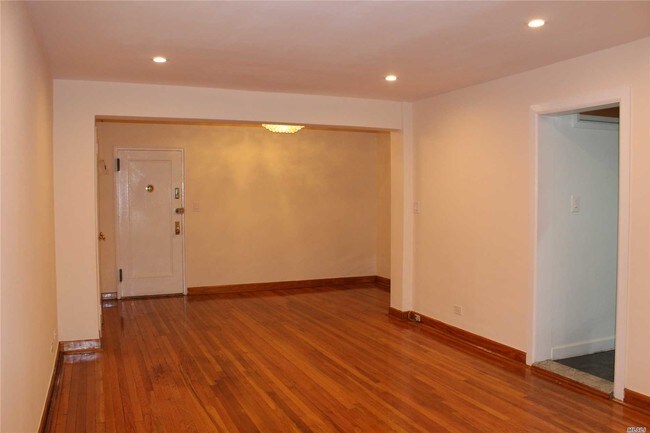 Foto del edificio - 102-18-102-64 64th Ave