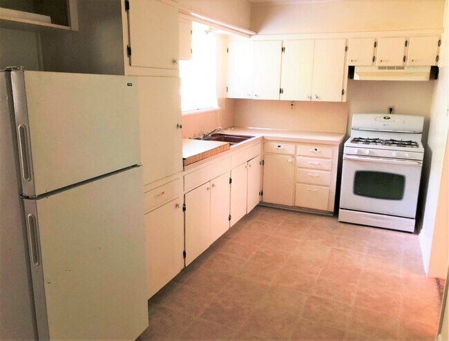 Building Photo - 2404 Meadow Ln