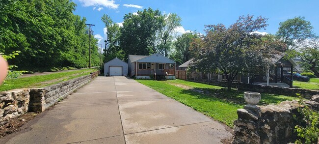 Foto del edificio - 2 bedroom with amazing yard!