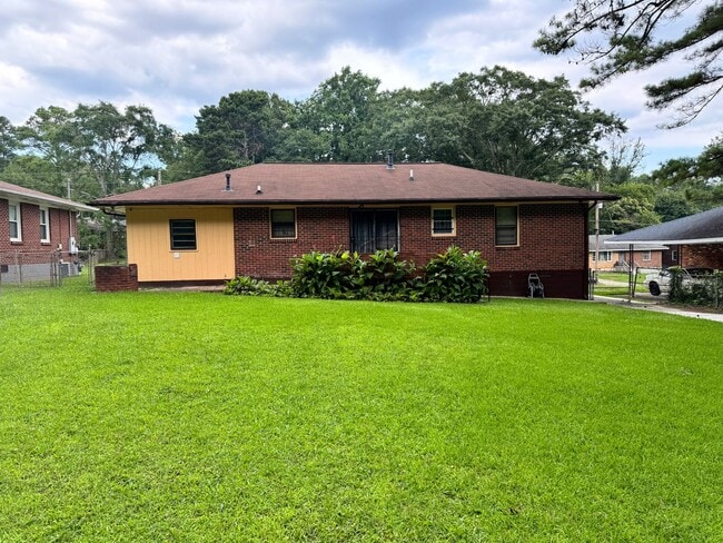 Building Photo - Updated 3 Bedroom Ranch with Huge Yard!