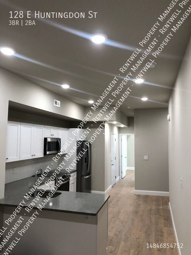Building Photo - TWO Bi-Level Apartments  Each 3Beds 2Baths...