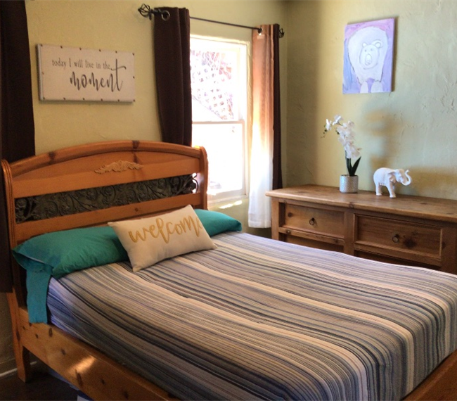 Single room - 2596 Adelbert Ave