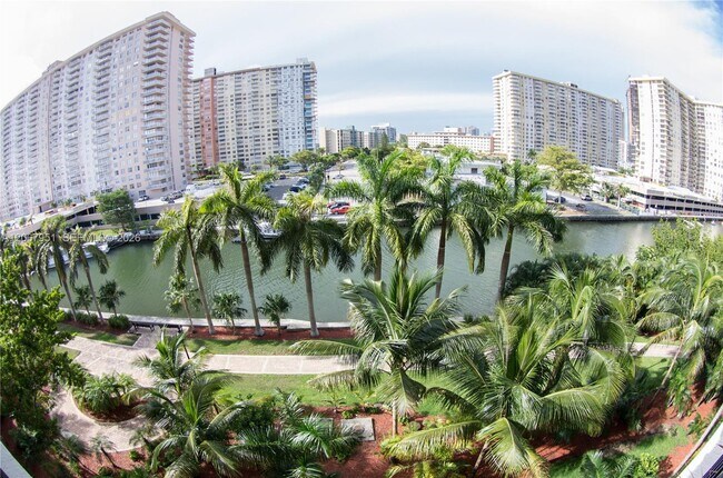 Foto del edificio - 17150 N Bay Rd