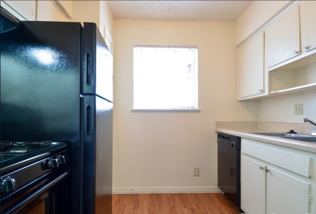 Primary Photo - 1020 E 45th St
