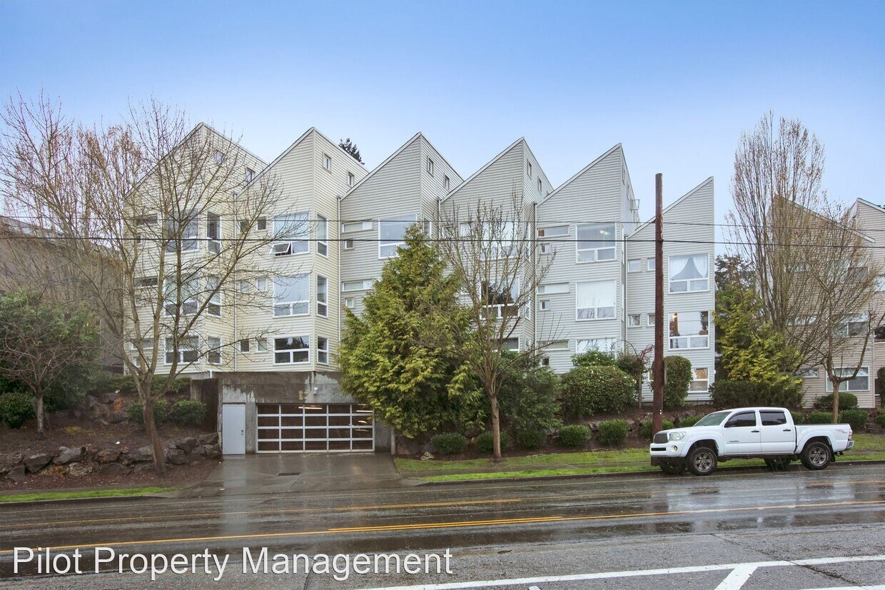 Foto principal - 3630 22nd Ave W