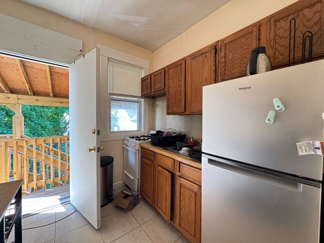 Building Photo - Bright 1BR in East Rock | Gas & Hot Water Included | Steps from Yale & Trails