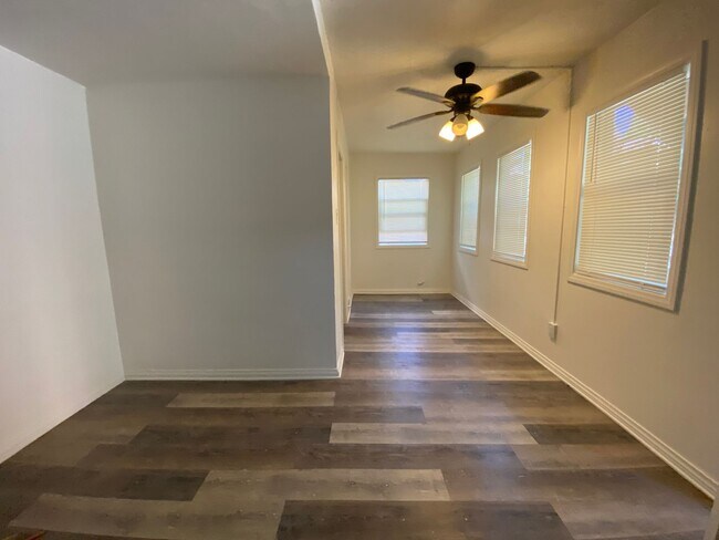Foto del edificio - $1,695 - Charming Studio Apartment located...