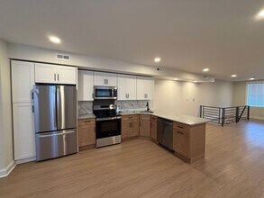 Building Photo - 1402 S 54th St