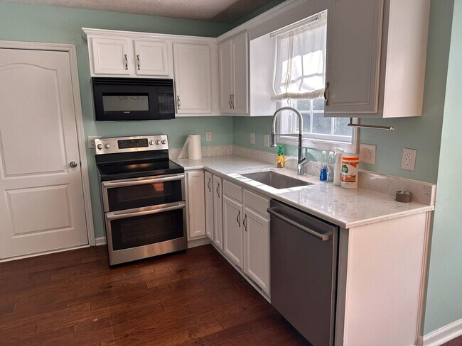 Foto del edificio - Beautiful 3 Bedroom 2 1/2 Bath Home For Rent!
