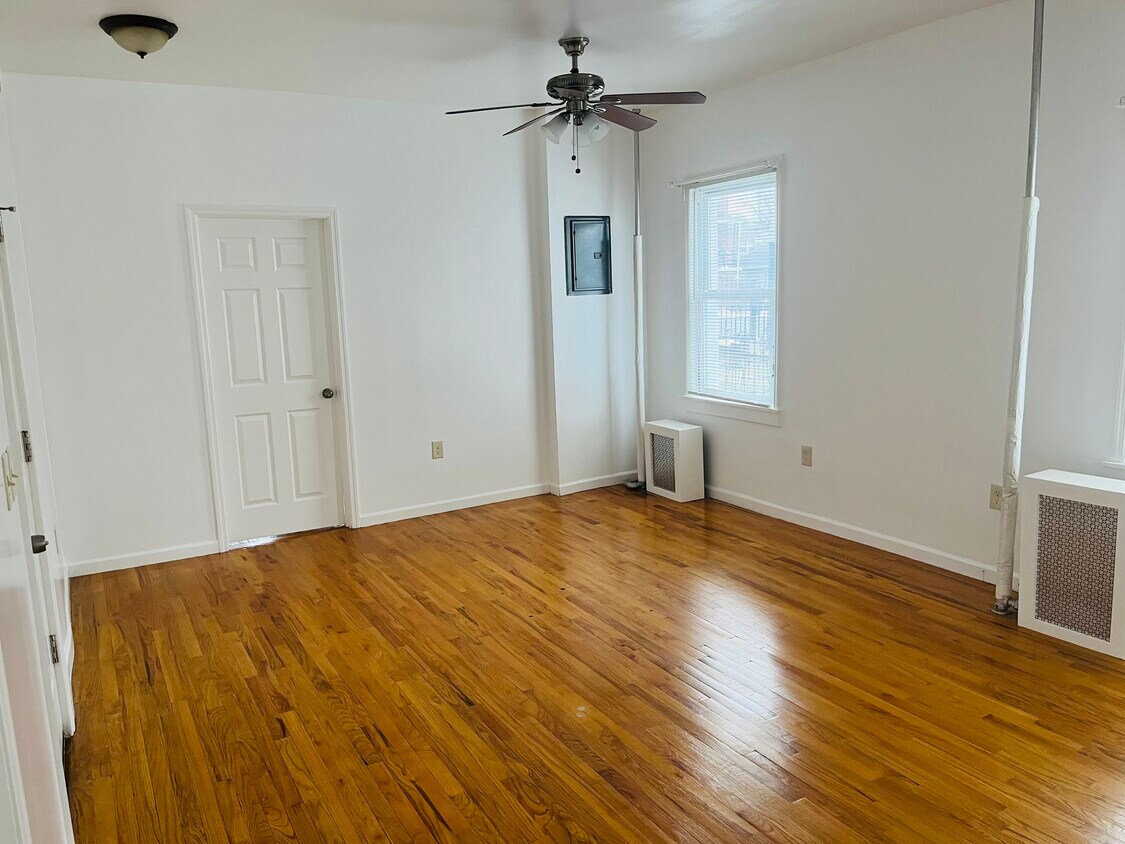 Living Room - 1154 Ellsworth Ave
