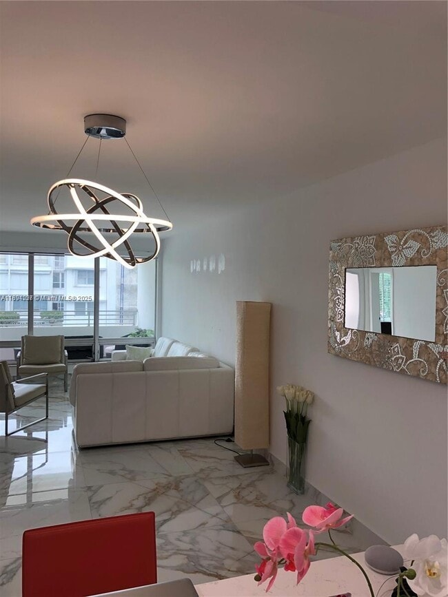 Foto del edificio - 10240 Collins Ave