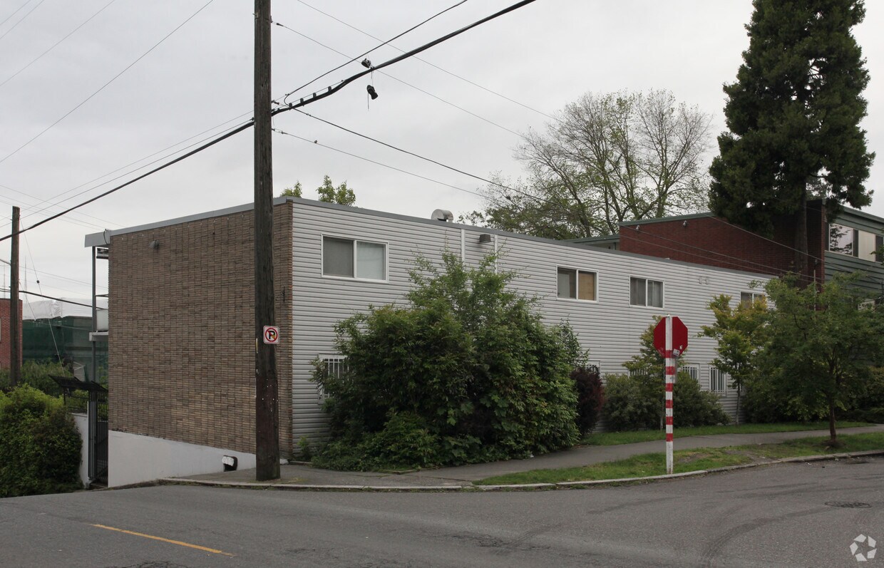 Building Photo - 706 Belmont Ave E