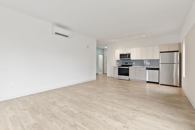 Interior Photo - Trinity St 906