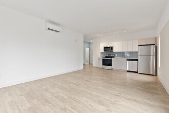Interior Photo - Trinity St 906
