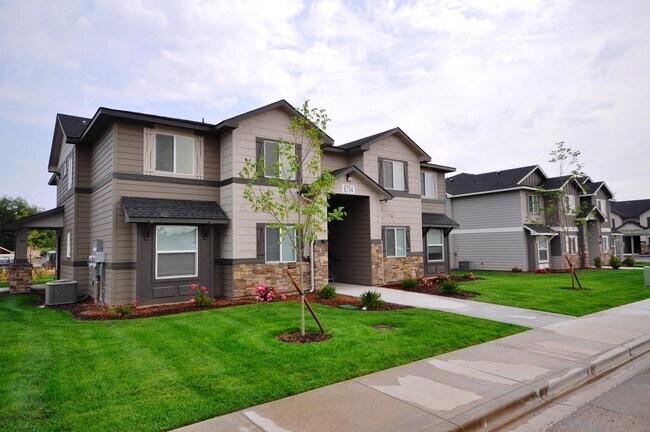 Foto principal - 872 N Maple Grove Rd