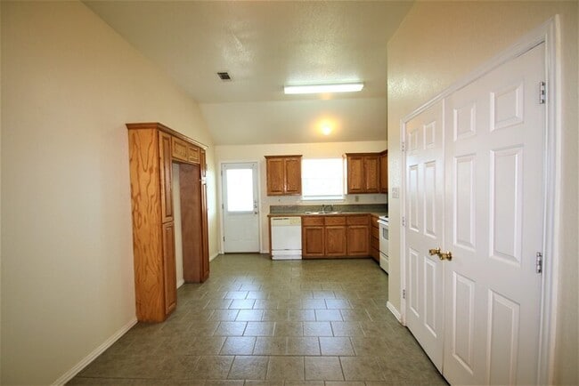 Building Photo - One of a Kind 2/1 Duplex Home w/ Private F...