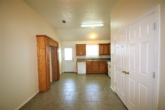 Foto del edificio - One of a Kind 2/1 Duplex Home w/ Private F...