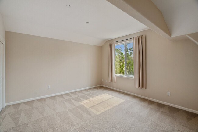 Foto del edificio - PRIVATE HOME OFFERS TWO PRIMARY SUITES!