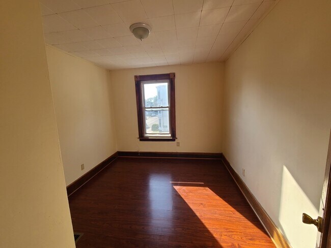 Building Photo - 405 Chatham St