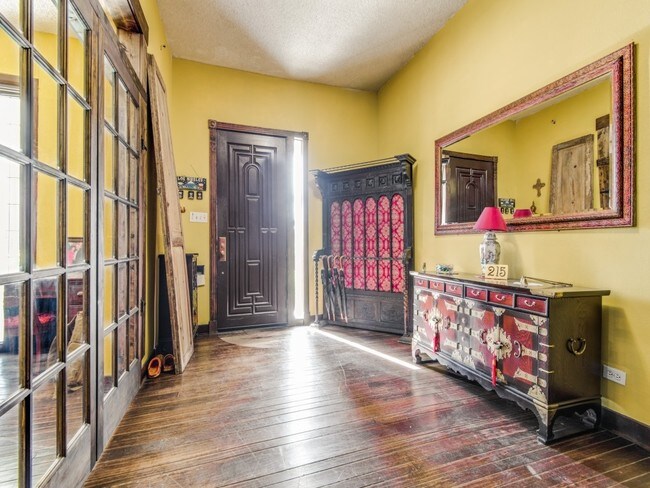 Entrada principal - 215 W Laurel St