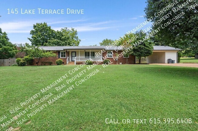 Foto del edificio - Huge Fenced in Yard just yards from the Lake!