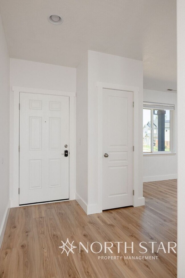 Foto del edificio - Recently Renovated 3 Bed, 2.5 Bath w/ Offi...