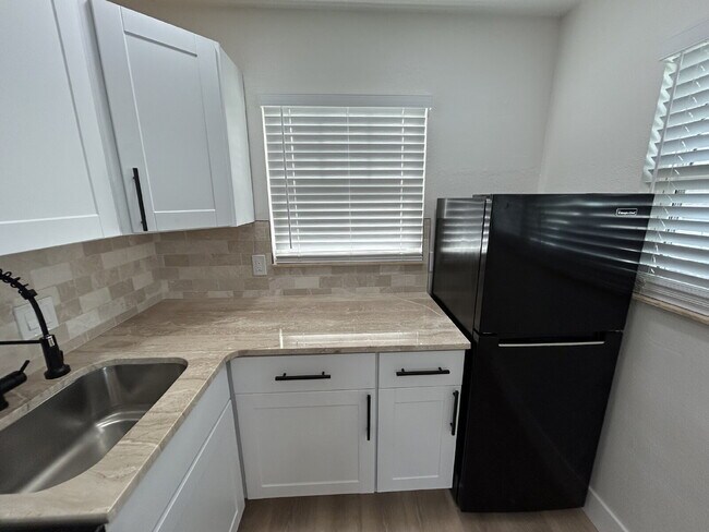 Foto del edificio - "Cozy 1-Bed Retreat in St. Pete's Heart – Your Perfect 285 Sq Ft Haven Awaits!"