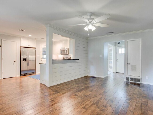 Building Photo - 204 E Ave East