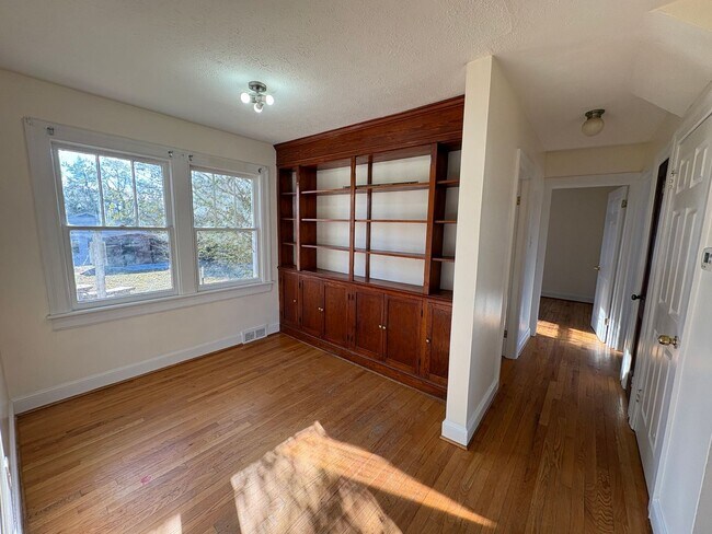 Foto del edificio - Beautiful house near Univeristy of Lynchburg! Four bedrooms, two bath!