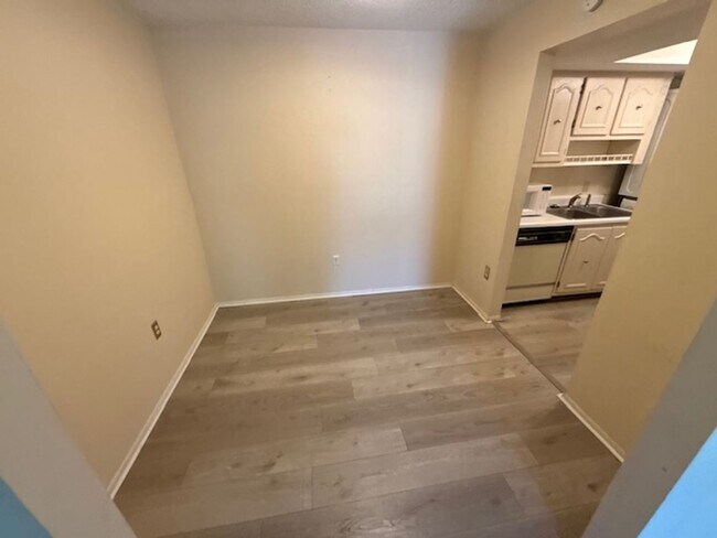Foto del edificio - 1 Bedroom/1 Bathroom 2nd Floor Condo at Sandlewood Villas AVAILABLE MAY 1st!