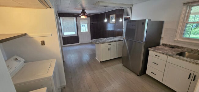 Building Photo - 5224 Woodbine Ave
