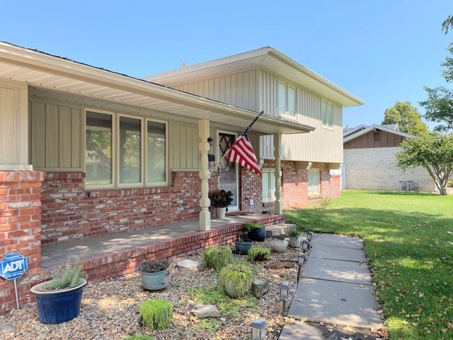 Building Photo - Updated 3 bed 2 bath home in great neighbo...
