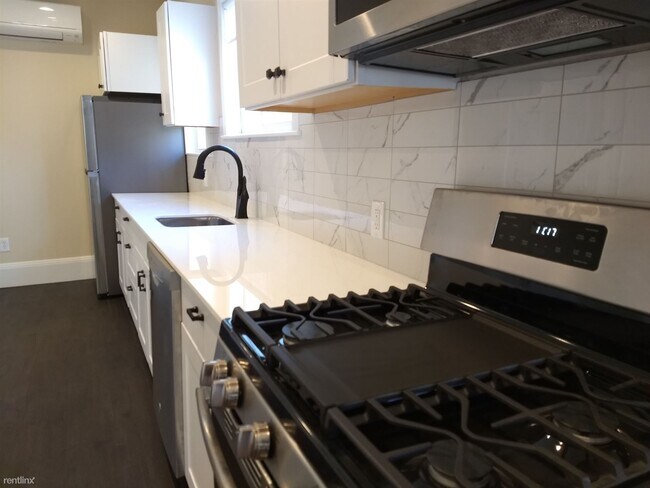 Foto del edificio - 3 br, 1 bath House - 172 Powder House Blvd