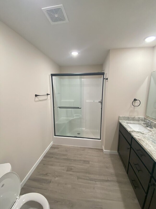 Building Photo - Gorgeous 4-Bedroom Home in the Heart of Wi...
