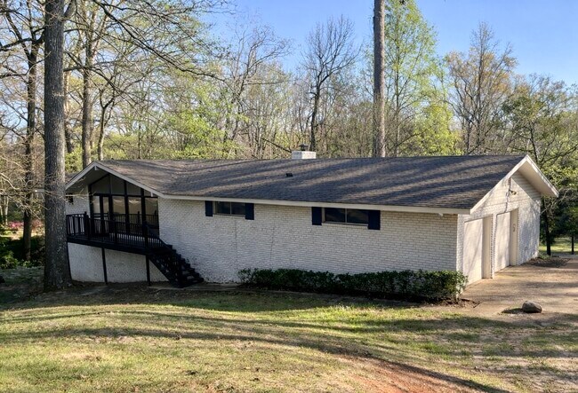 Foto del edificio - 323 Forrest Glen Rd