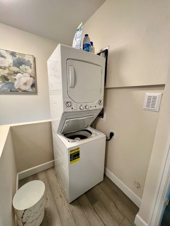 Building Photo - Short-term furnished apartment!