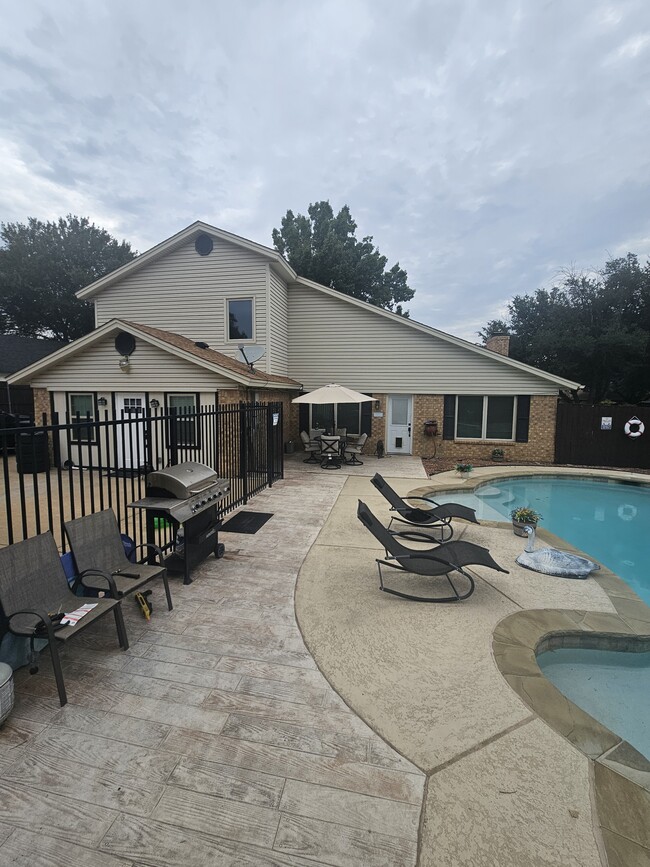Building Photo - 2020 Oakmeadow St