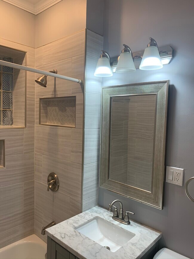 Ducha - 2309 S Leavitt St