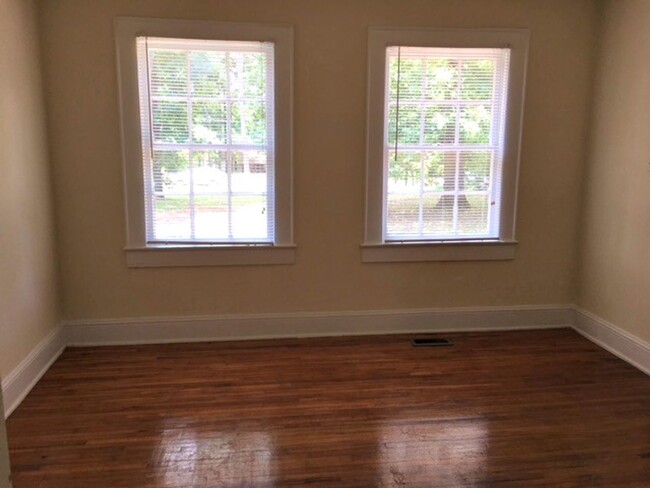 Building Photo - Move-in Ready NOW! Freshly updated, great ...