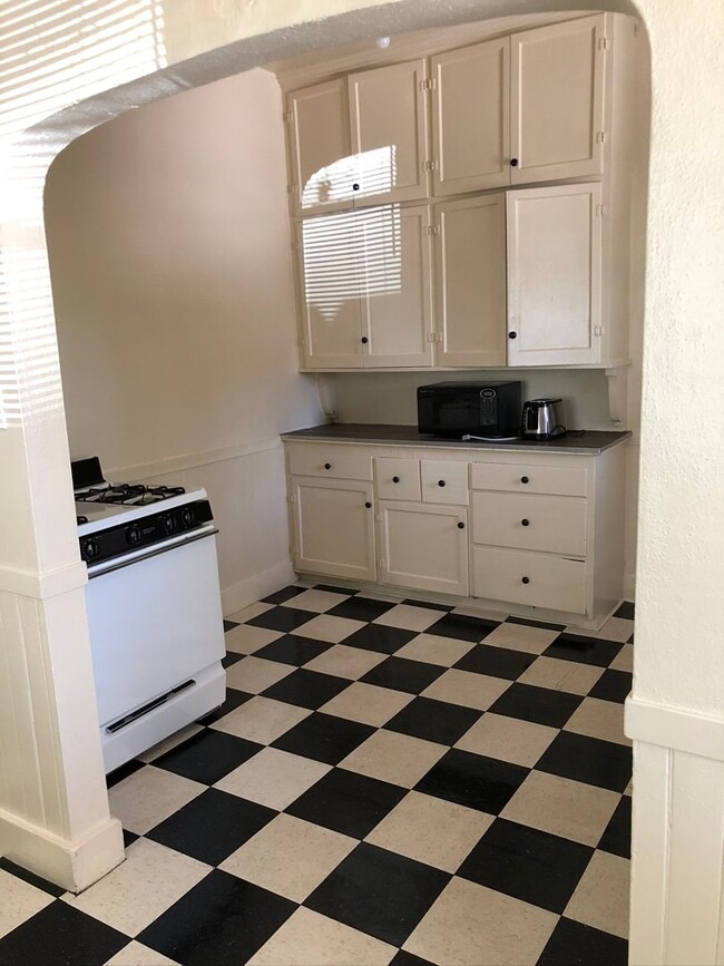 Building Photo - Adorable 7 bedroom house across from CSUC!! Available July!