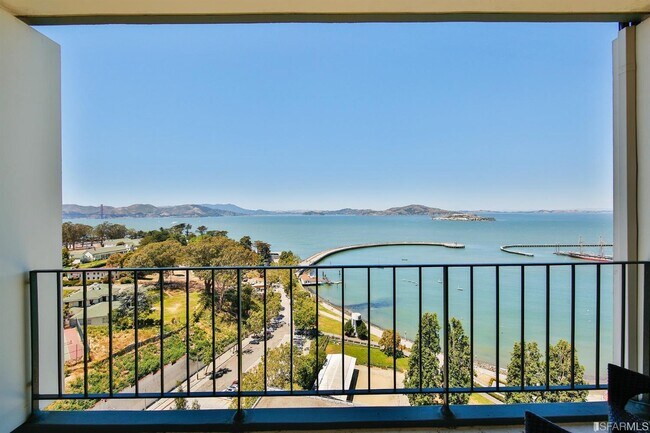 Foto del edificio - 1050 North Point St