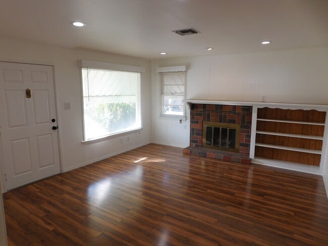 Building Photo - Farmhouse Style 2BD/1BA House For Rent   i...