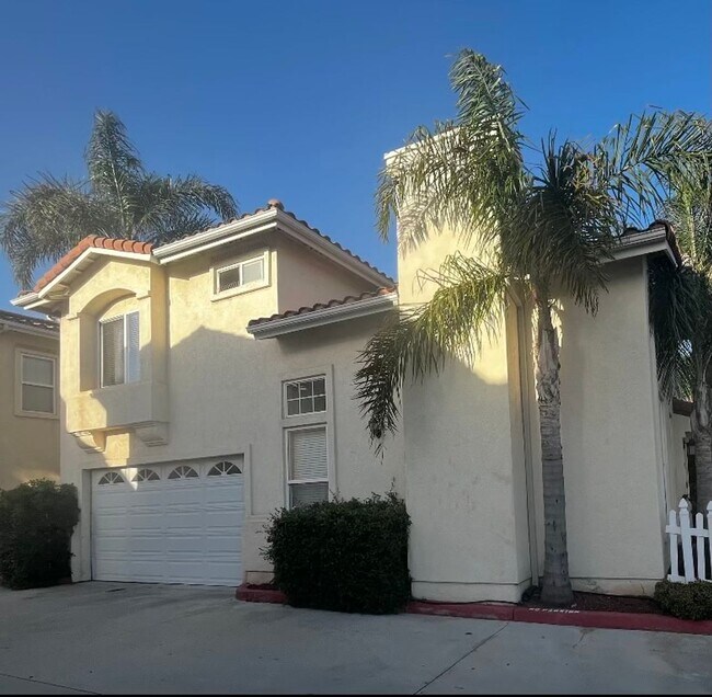 Foto del edificio - Large 4 Bedroom 3 Bath House w/ 2 car garage