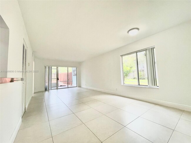 Building Photo - 9420 SW 140th Ct