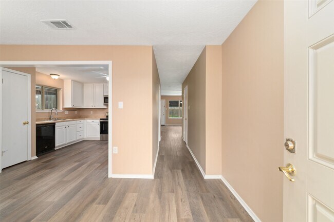 Building Photo - 14250 Laffite Dr