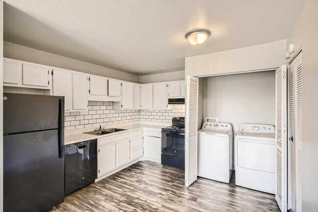 Foto del edificio - Amazing 2nd Floor Apartment!! A/C!! Pet Fr...