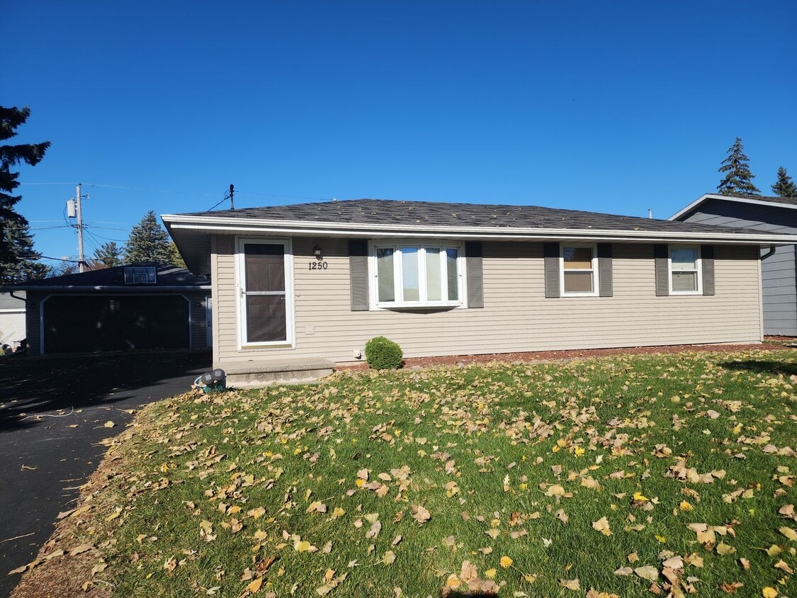 Foto principal - Family-Friendly 3BR Ranch with Home Office...