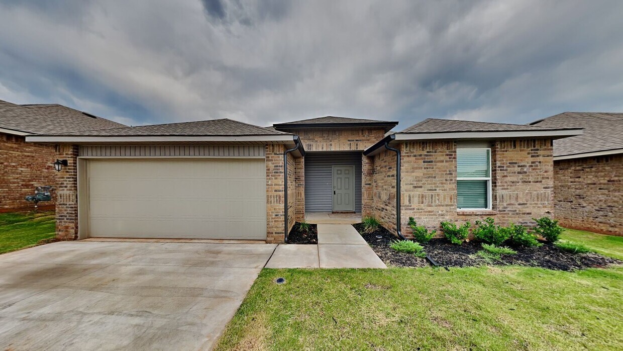 Primary Photo - Beautiful LARGE 3 Bedroom 2 Bathroom Home ...